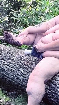 Druipend van haar en gietend over haar dikke dijenverrassing