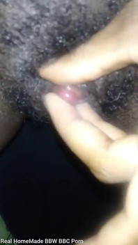 Gros plan, caresse ma chatte poilue et mouillée de gros clito