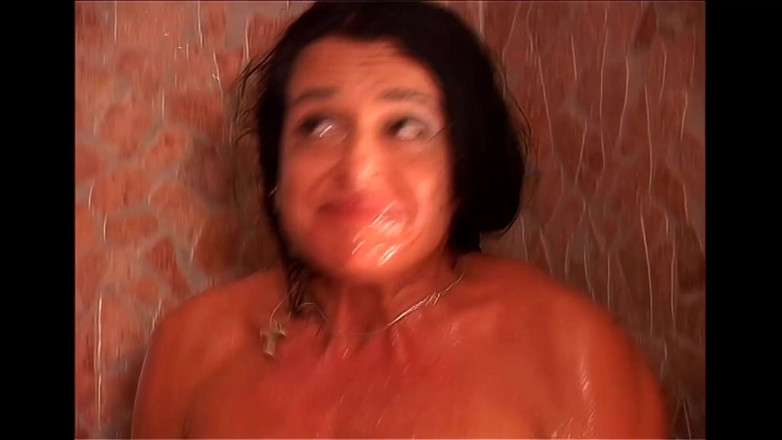 Piss Lover: Di bilik mandi dikencing, dikongkek dan ditelan kencing.