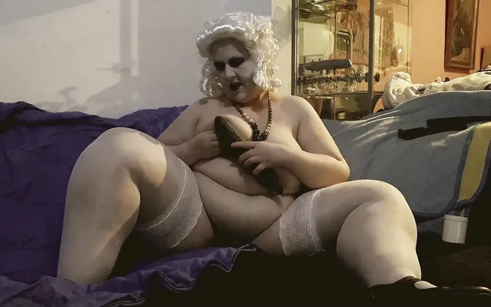 Theotryl Karcelyne: Lady Karcelyne masturbate