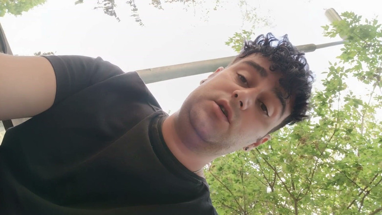 Idmir Sugary: Fumando ao ar livre e mostrando bolas e pau macio...