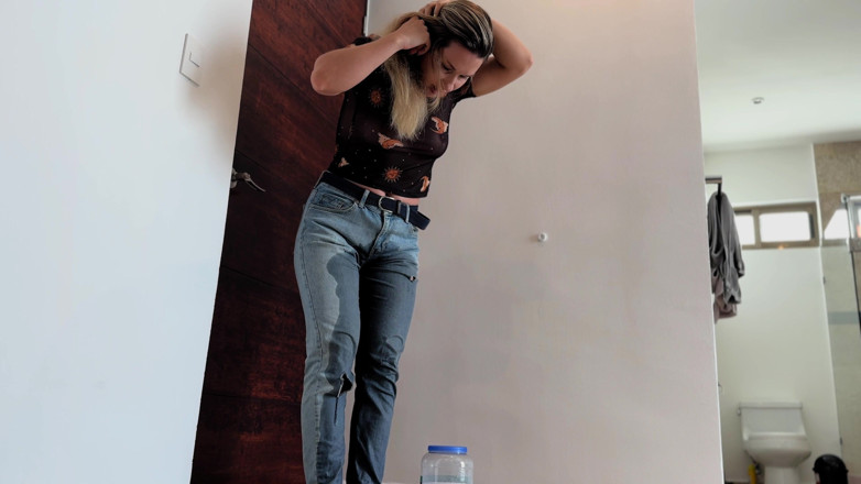Mrs Peachesxx: Pisciare in jeans di fronte a te