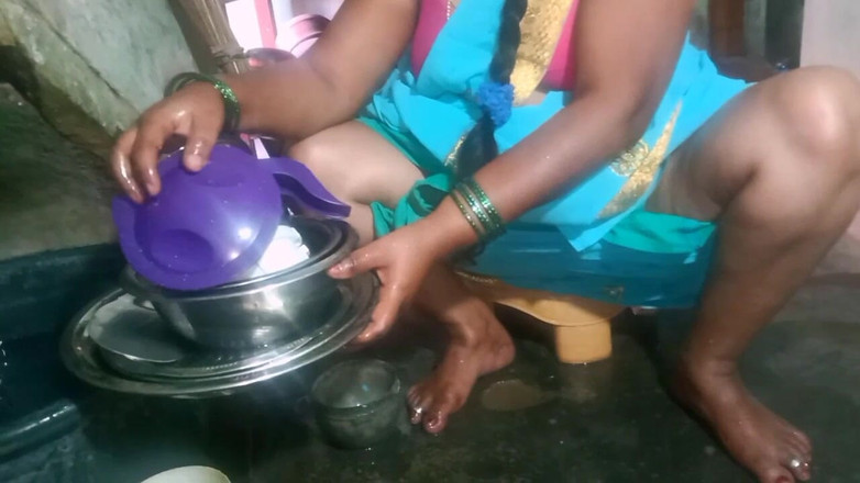 Priyanka314: Het voedselbord van de Indische porno tante schoonmaken