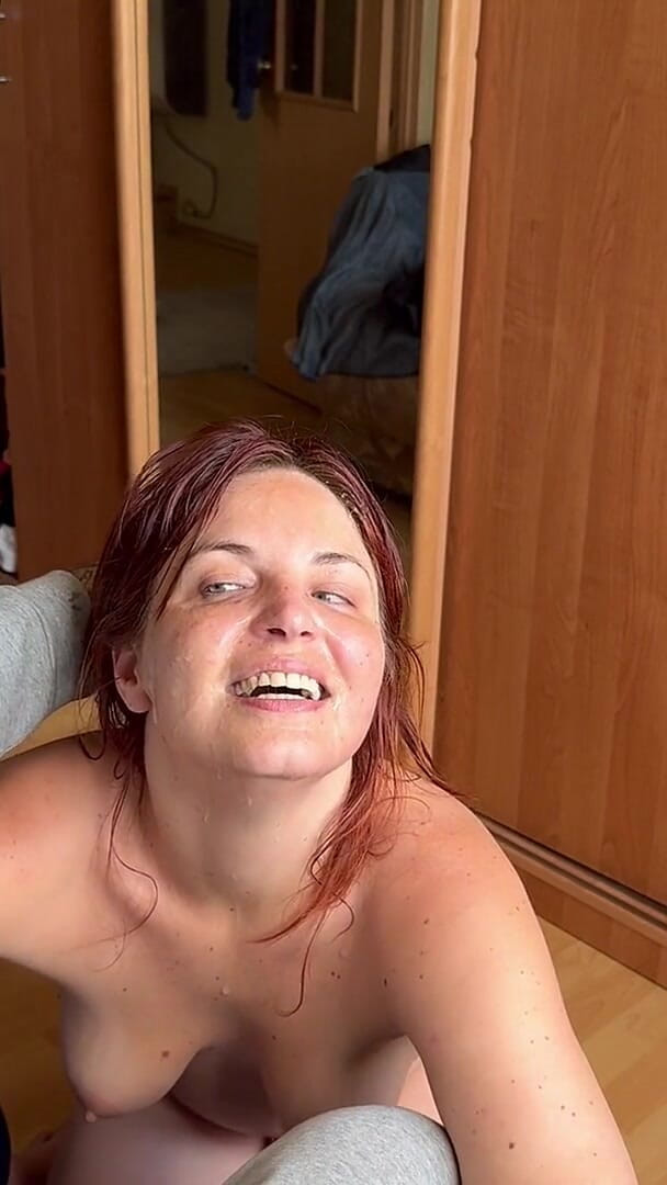 Elena917: Escupiendo por toda mi cara - en primer plano