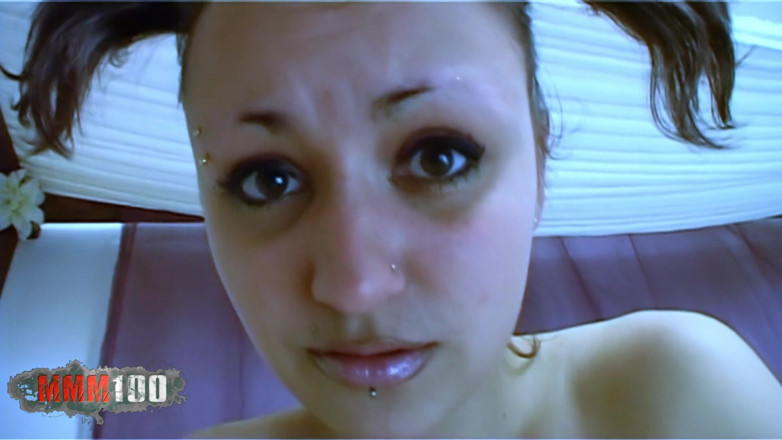 MMM100 Solo: Krystal Wallas Krystal Wallas yatakta kendini dildoyla sikiyor