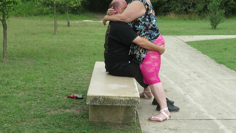 BBW nurse Vicki adventures with friends: Cara de banco de parque sentada en mi encaje rosa