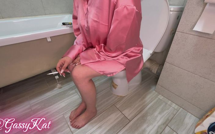 GassyKat: Những cái xì hơi ồn ào trong nhà vệ sinh của nữ...