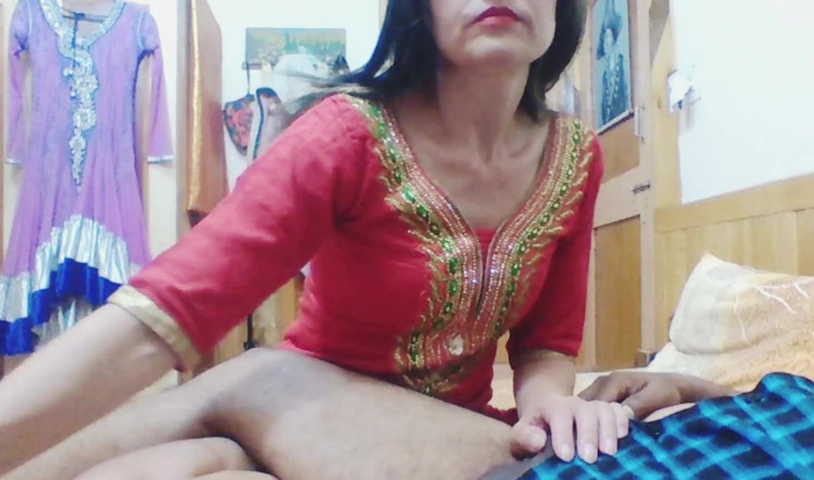 Bolly Karma: Madrastra en cama con hijastro y su polla en manos