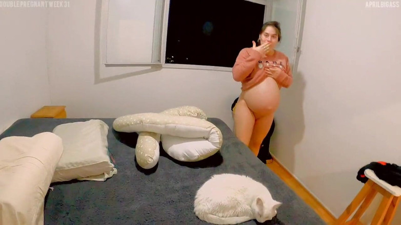 April BigAss: Zwangere meerdere, anale creampie week 31