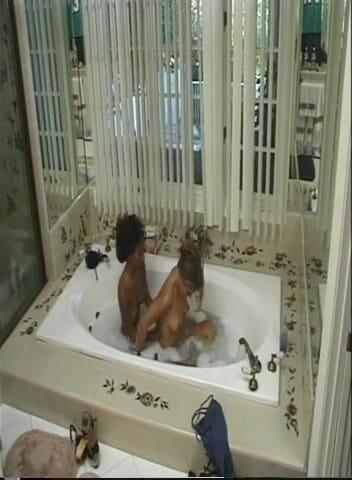 American Idol X: Orgasmo in bagno da ragazza bionda lesbica