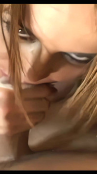 Savannah, nymphomane, suce une bite en POV