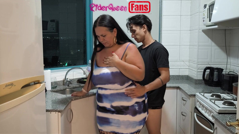 Riderqueen: Sexy macecha v kuchyni - Video pro fanoušky