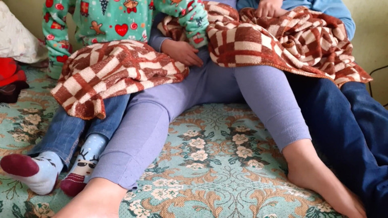 Lesbian-illusion: 내 여친의 의붓 여동생이 내 세 명이 TV 시리즈를 보는 동안 나를 따먹어