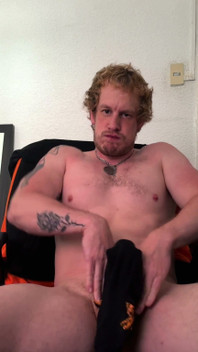 Christian Hunter Pit Annusa, Capezzolo E Piedi Gioca, E Masturba Il Suo Grosso Cazzo Circonciso Con I Suoi Calzini Sudati