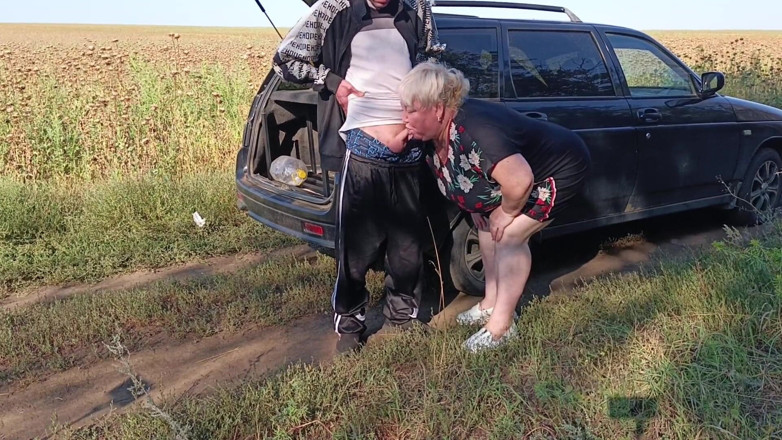 Zona901: O vizinho segura meu pau enquanto eu faço xixi e...