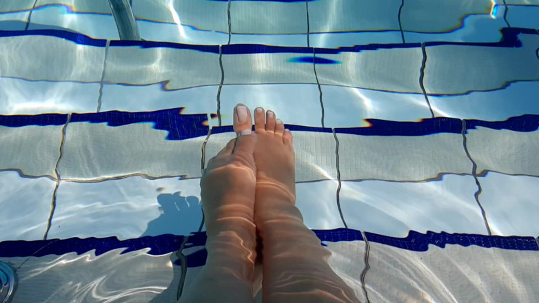 Fetish intimmedia: Foot fetish play in pool