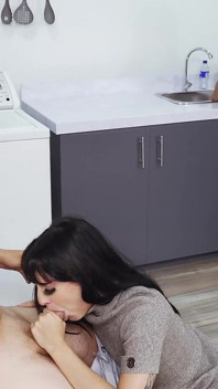 Berkongkek dengan kawan, teman wanitanya terganggu di dapur