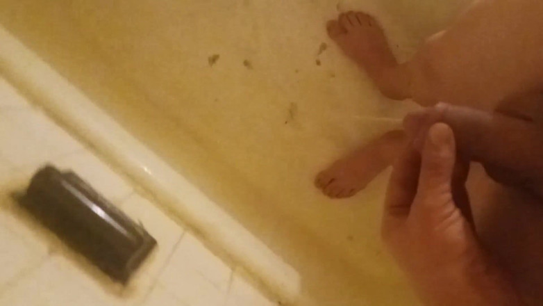 LilTaste: 在浴缸里赤身裸体地啪，赤脚在我的脚上撒尿