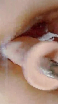 섹스 머신이 그녀를 큰 물총으로 데려왔습니다.