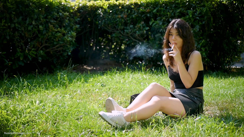 Russian Smokers: Arina raucht 120mm Zigaretten im freien