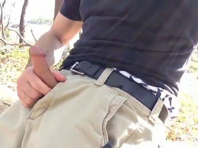 TJenner: Branlette verbale en plein air, éjaculation sur une bûche.