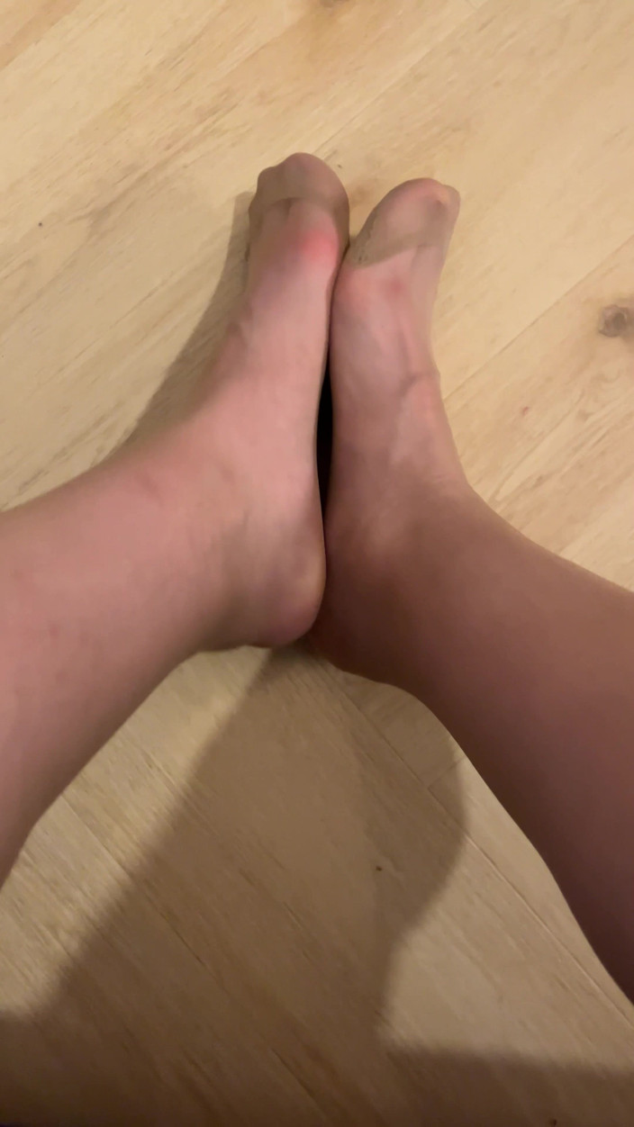 Feet: Spectacol de încălțăminte în șosete până la genunchi