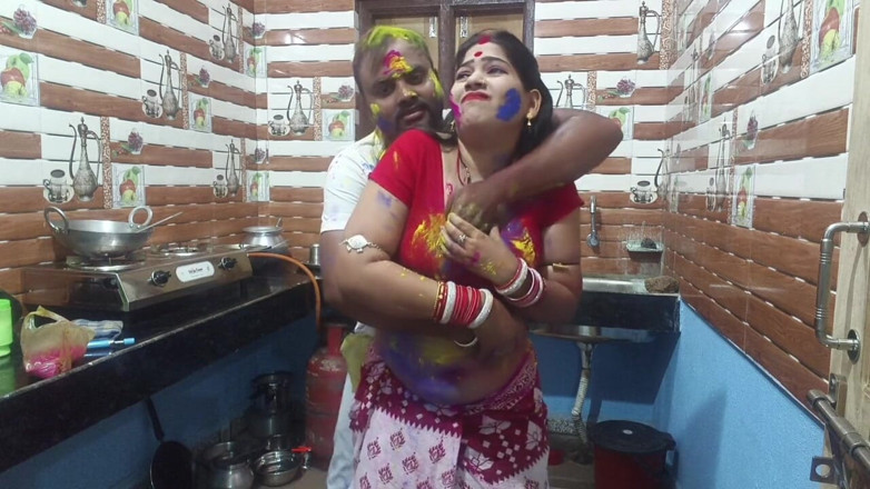 Sona bhabhi: Beautiful Bengali Bhabhi Enjoy Holi Special with Her Neighbours Applied...
