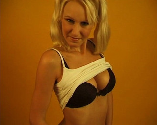 Teen gets fucked: Z České republiky Irena blondýnka, která se stala díky tomuto videu úspěšnou...