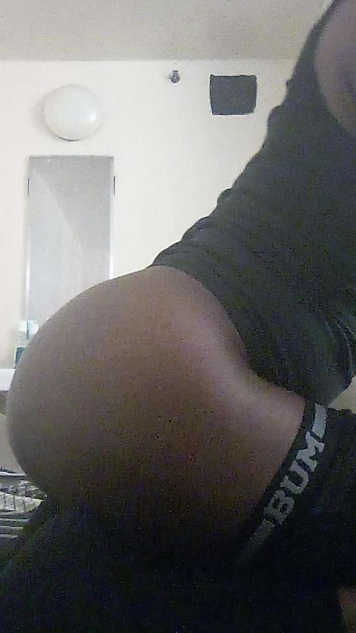 SweetDWillie456: Femboy soumise sexy au trou du cul étroit en chaussettes noires