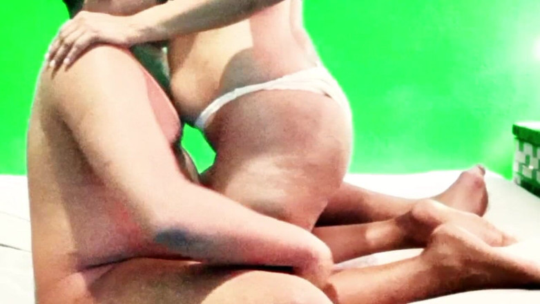 BigassMILF40: Tante cantik india dengan pantat bahenol lagi asik nyepong dan...