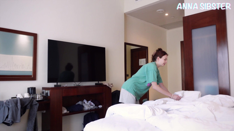 Anna Sibster: A amiga da minha esposa me pegou cheirando a calcinha...