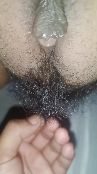 House服务者来到我的房间，玩弄我毛茸茸的阴户并操我