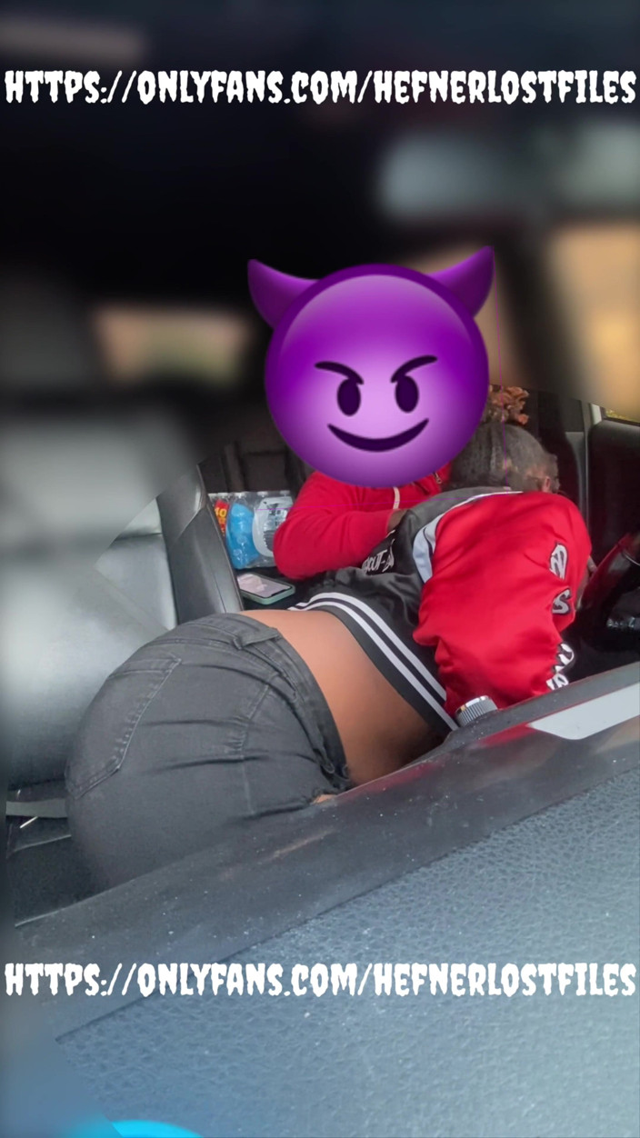 PlayboyHef: Une Grosse Lèvre À Gros Nichons Suce Une Bite En Public