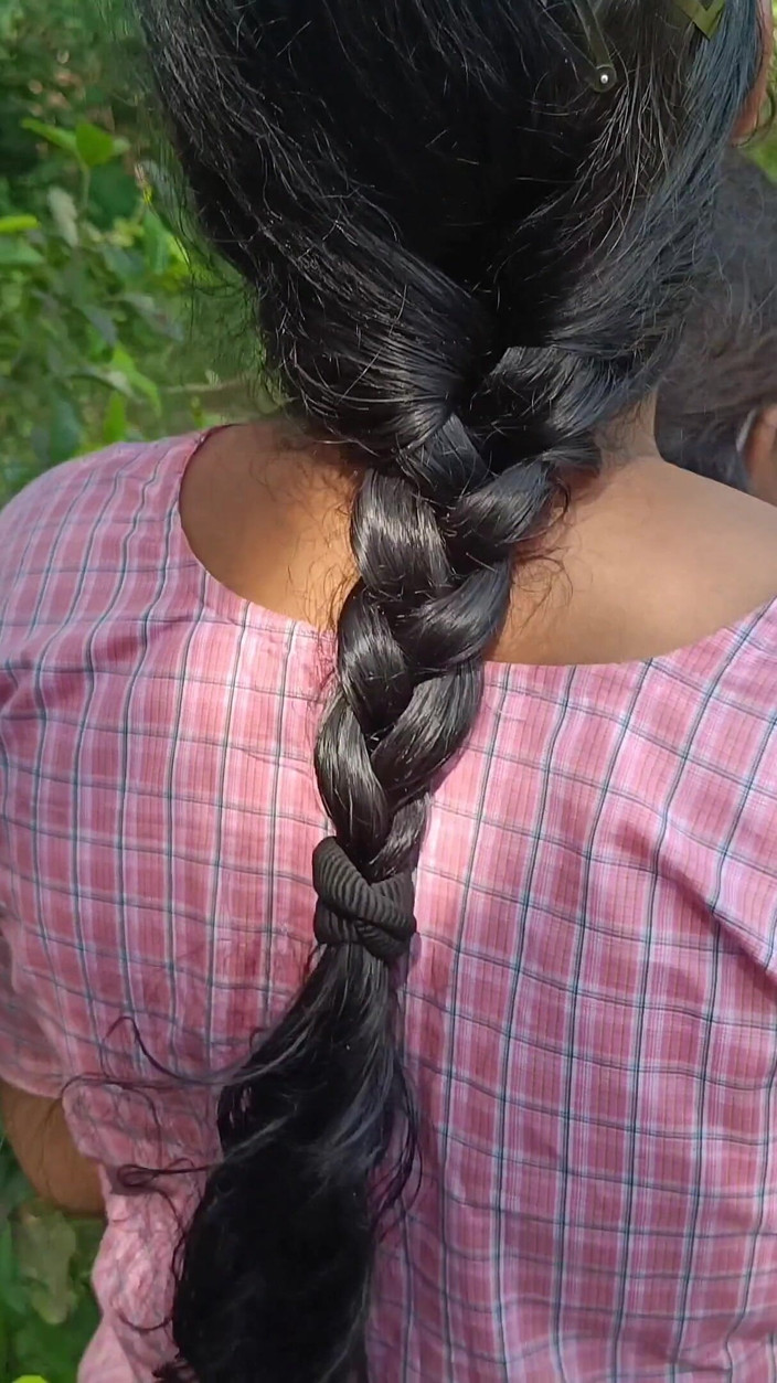 Wonder: Ragazza del college lato della foresta