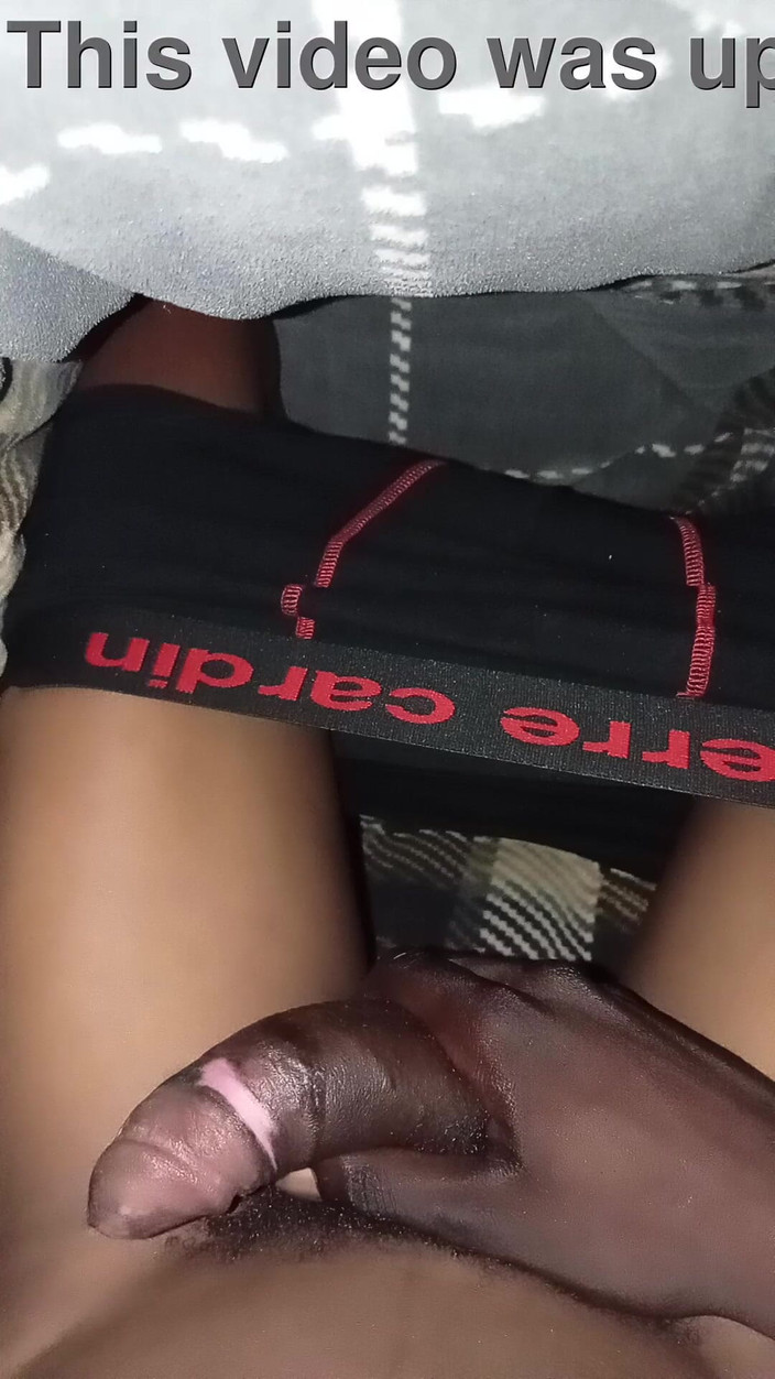 Black Bongs: 침실에서 흑인 대물 혼자 자위하는 섹시녀