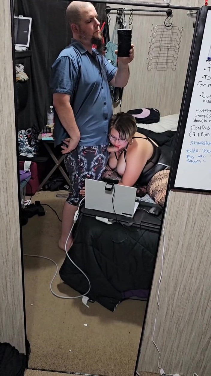 Funhousewife69: Hij liep naar de slaapkamer en liet me zijn pik...