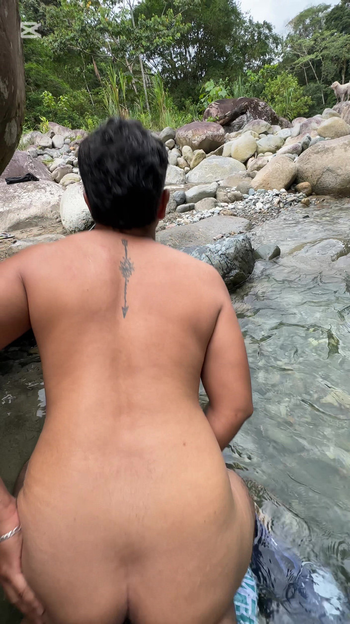 Deiby Latino: Scopare Un Tipo Grasso in Un Ruscello