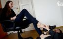 Czech Soles - foot fetish content: Zapatillas de deporte y pies descalzos después de correr