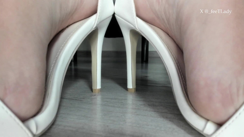 Feet lady: 하이힐을 신은 터치 아치