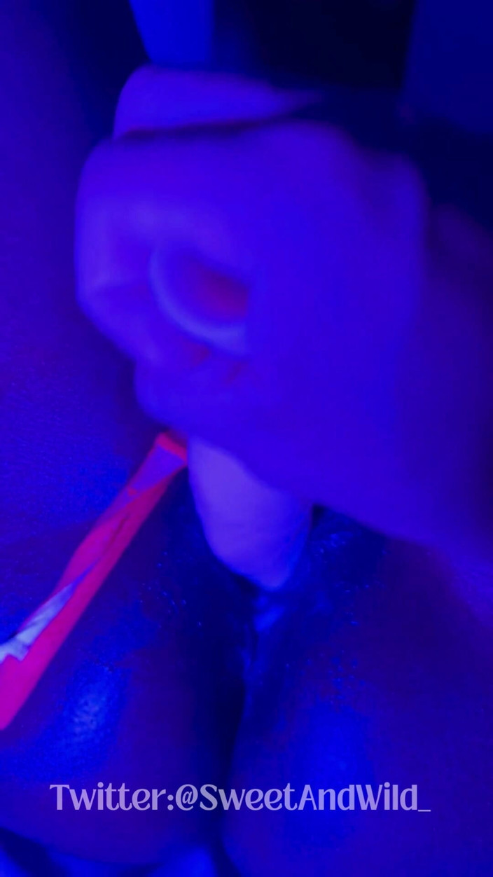 AfroLatinCouple: Zwarte godin lekkende Neon String &amp; dildo spuiten