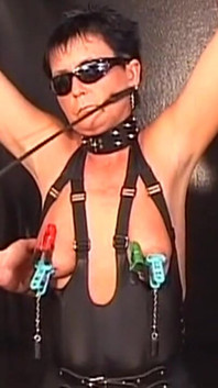 Mamă sexy matură țâțoasă legată de cleme și ceară