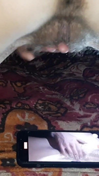 Mă uit la iubita mea filmând un videoclip porno și masturbându-se
