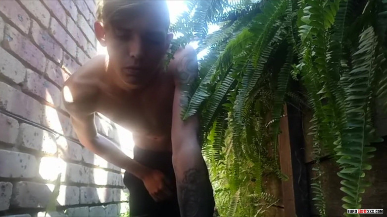 Euro boy xxx: Поганий хлопець з величезним членом