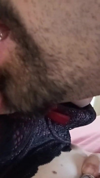 Leccare e strofinare i capezzoli con la barba