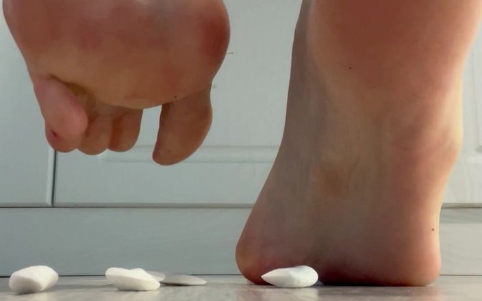 Feet lady: Schiaccia il cibo