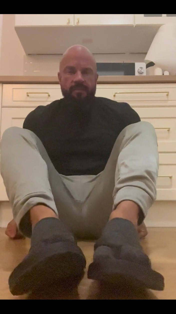 Jasons feet: Přinutím tě cítit moje páchnoucí žabky