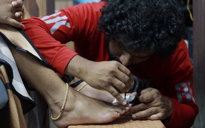 Vaigavarun Feet romance: Чувак поклав лак для нігтів на ноги дівчини