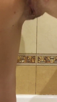 Hraji whith velké černé dildo a chcaní ve vaně