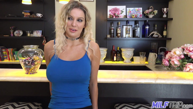 MILF Trip: 渴望精液的熟女kenzie taylor调酒师将阴户汁液与鸡巴混合