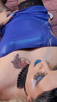 Holly Cox fumando en sueños
